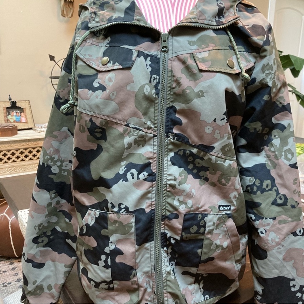 Volcom girls/woman’s camouflage shell jacket m
